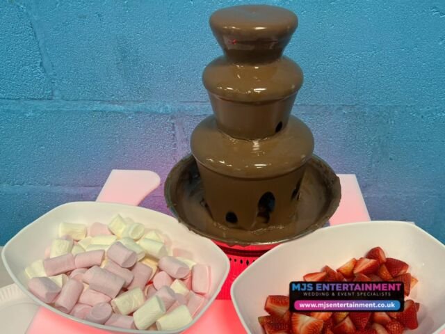 This morning we hosted Renni-Rae’s 1st birthday party with our Disco, Small Chocolate fountain with strawberries & Marshmallows & our Selfie Pod & Backdrop Photo Booth!! 🎉

*If you are interested in booking us for your kids party or event take a look at all the packages and hire items we offer on our website below and get a quote…

➡️ www.mjsentertainment.co.uk/kids-party-packages